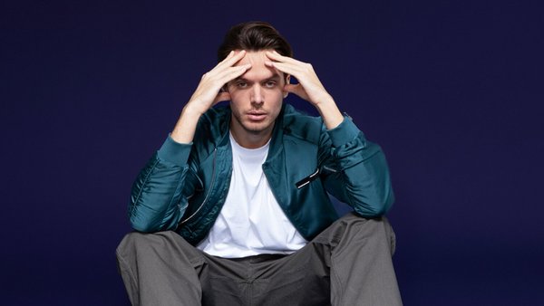 Qu’est-ce que le crédit à la consommation ? Un jeune homme assis avec ses mains posées sur sa tête est inquiet