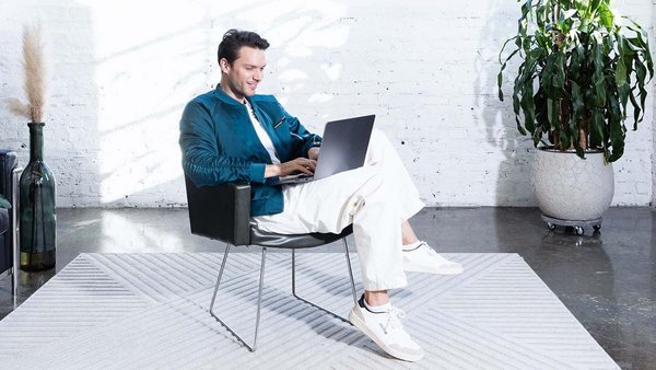 Budget mensuel : qu’est-ce que c’est et à quoi ça sert ? Un jeune homme travaille sur son ordinateur et planifie son budget