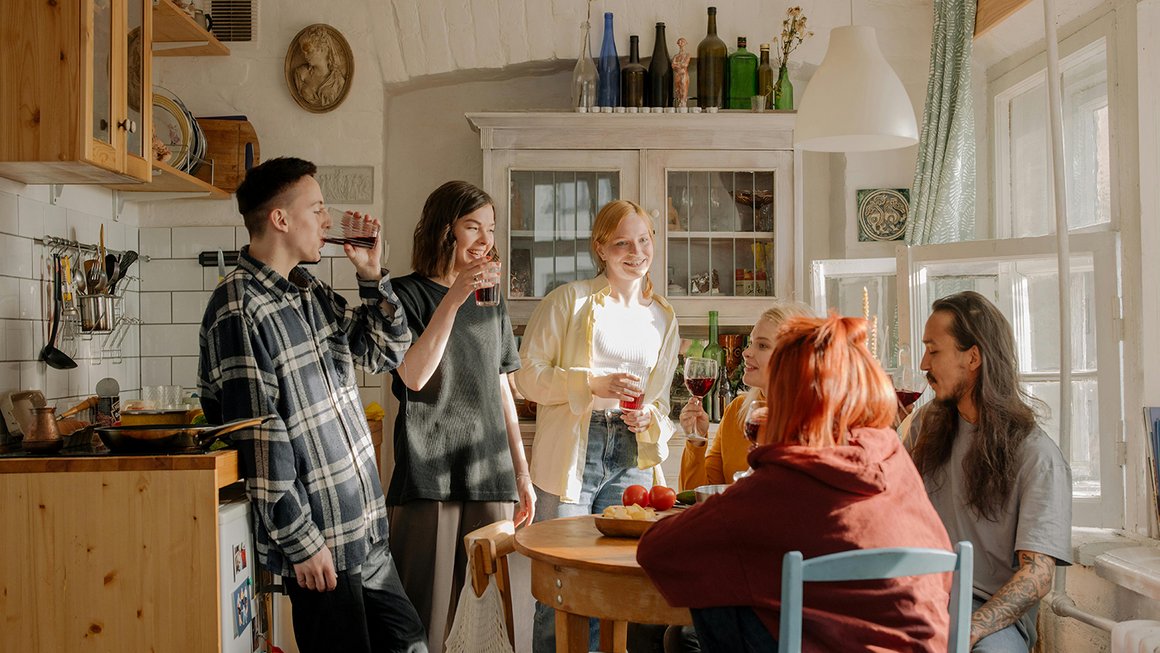 Un groupe de jeunes personnes assises dans la cuisine