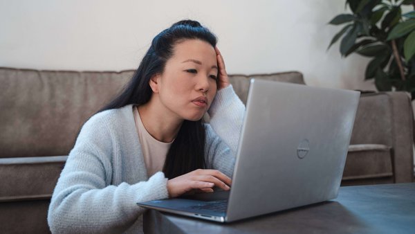 Pourquoi les dettes peuvent être un danger Une femme assise devant son ordinateur portable