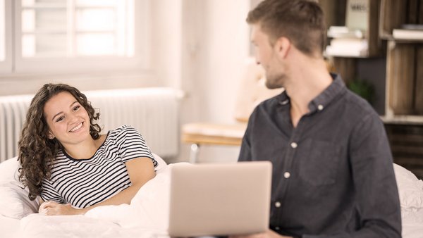 Jeune couple avec cahier de comptes