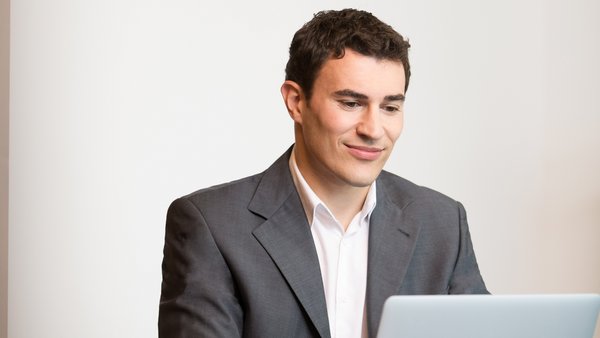 À propos d’OVB Un conseiller financier assis devant son ordinateur portable